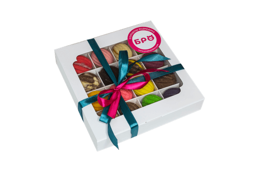 Zestaw 16 orzeszków.