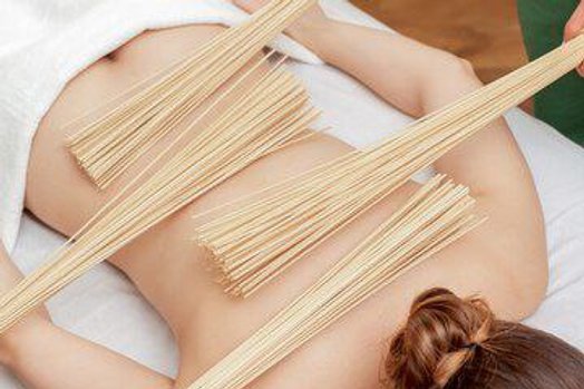 Masaż pałeczkami bambusowymi
