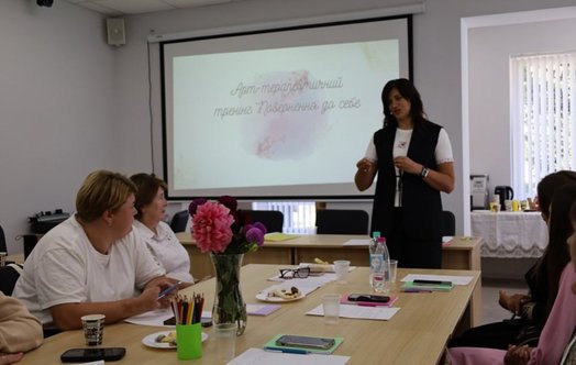 Психологиня, арт-терапевтка, ведуча онлайн та офлайн груп підтримки, тренінгів психологічної стійкості