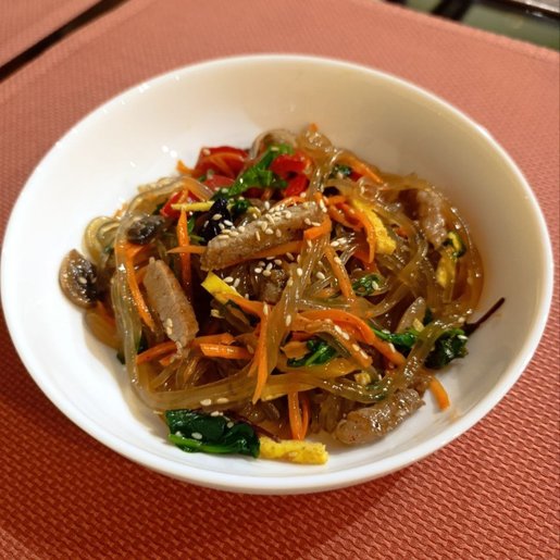 "МУГУНХВА" Корейська кухня та K-pop простір