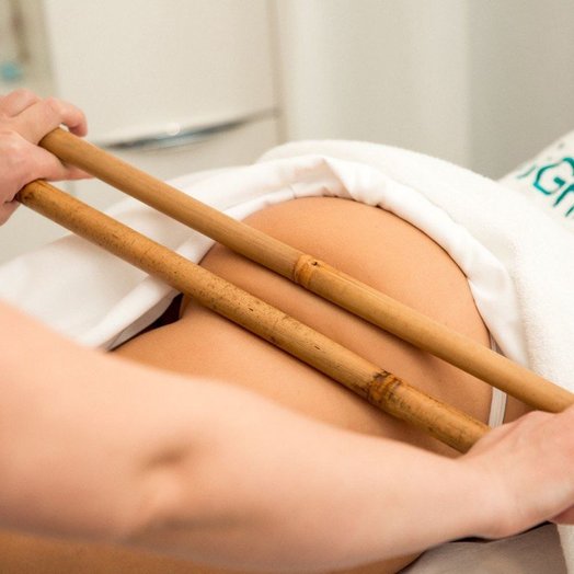 Masaż pałeczkami bambusowymi