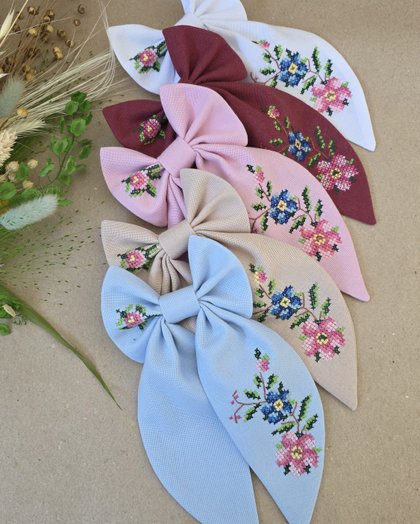 Вишитий бант для волосся