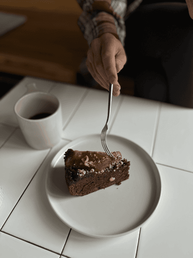 Wegańskie ciasto gruszkowo-czekoladowe bez cukru