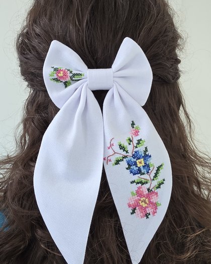 Вишитий бант для волосся